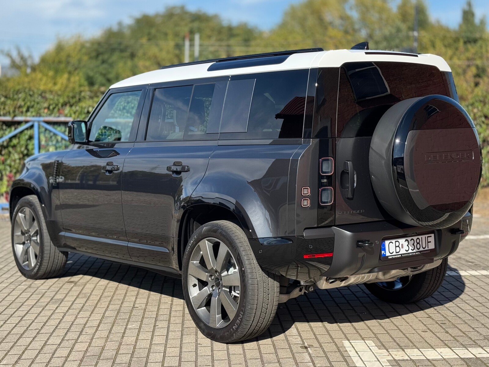 Land Rover Defender 110 - zdjęcie 3