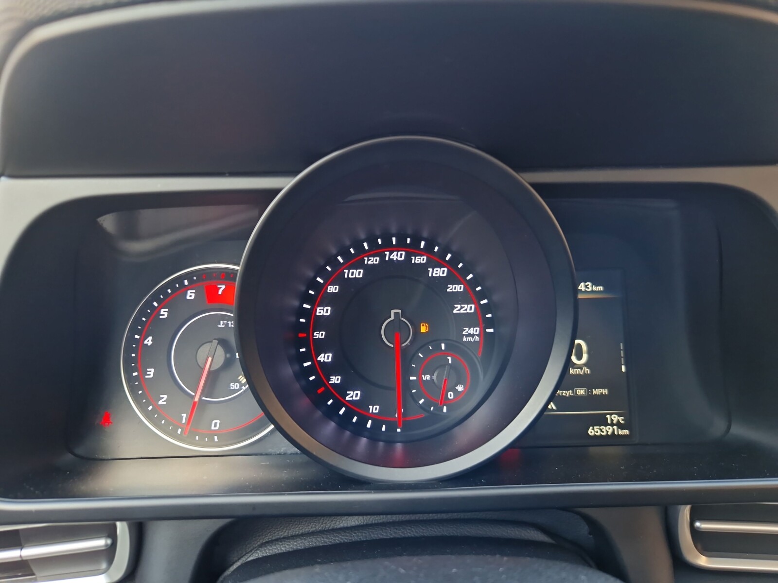 Hyundai Elantra - zdjęcie 18