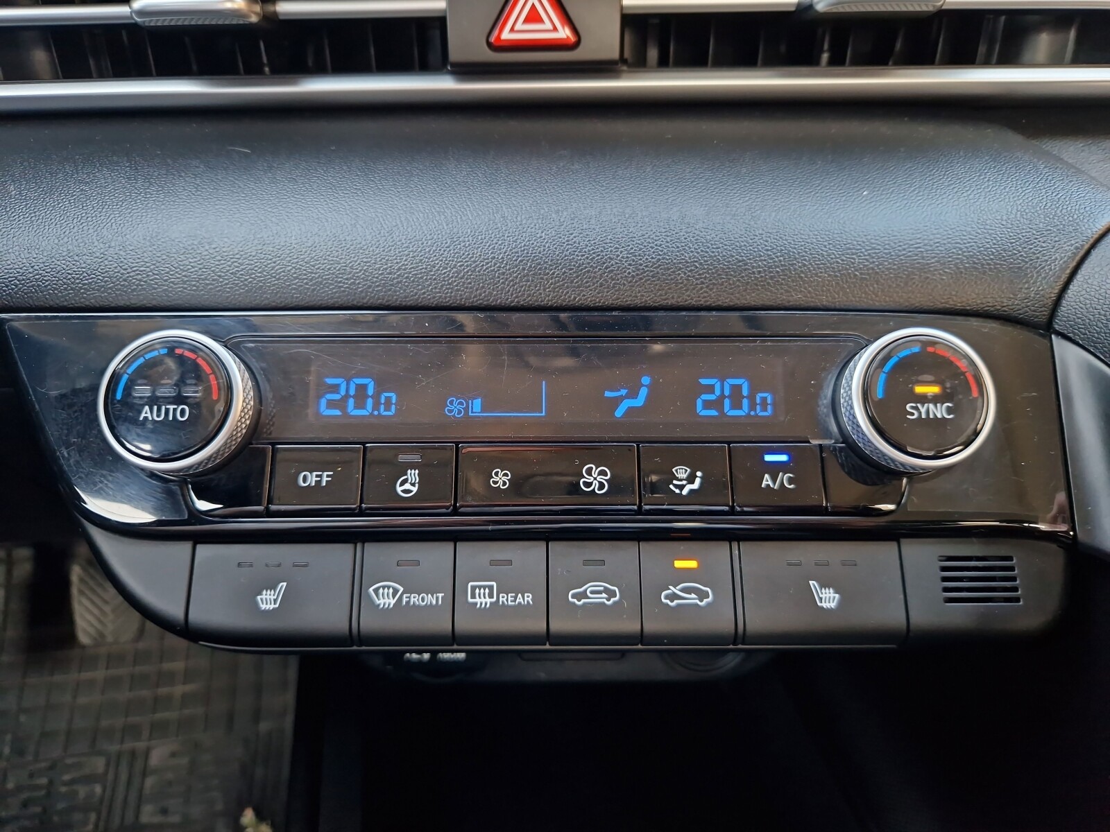 Hyundai Elantra - zdjęcie 20