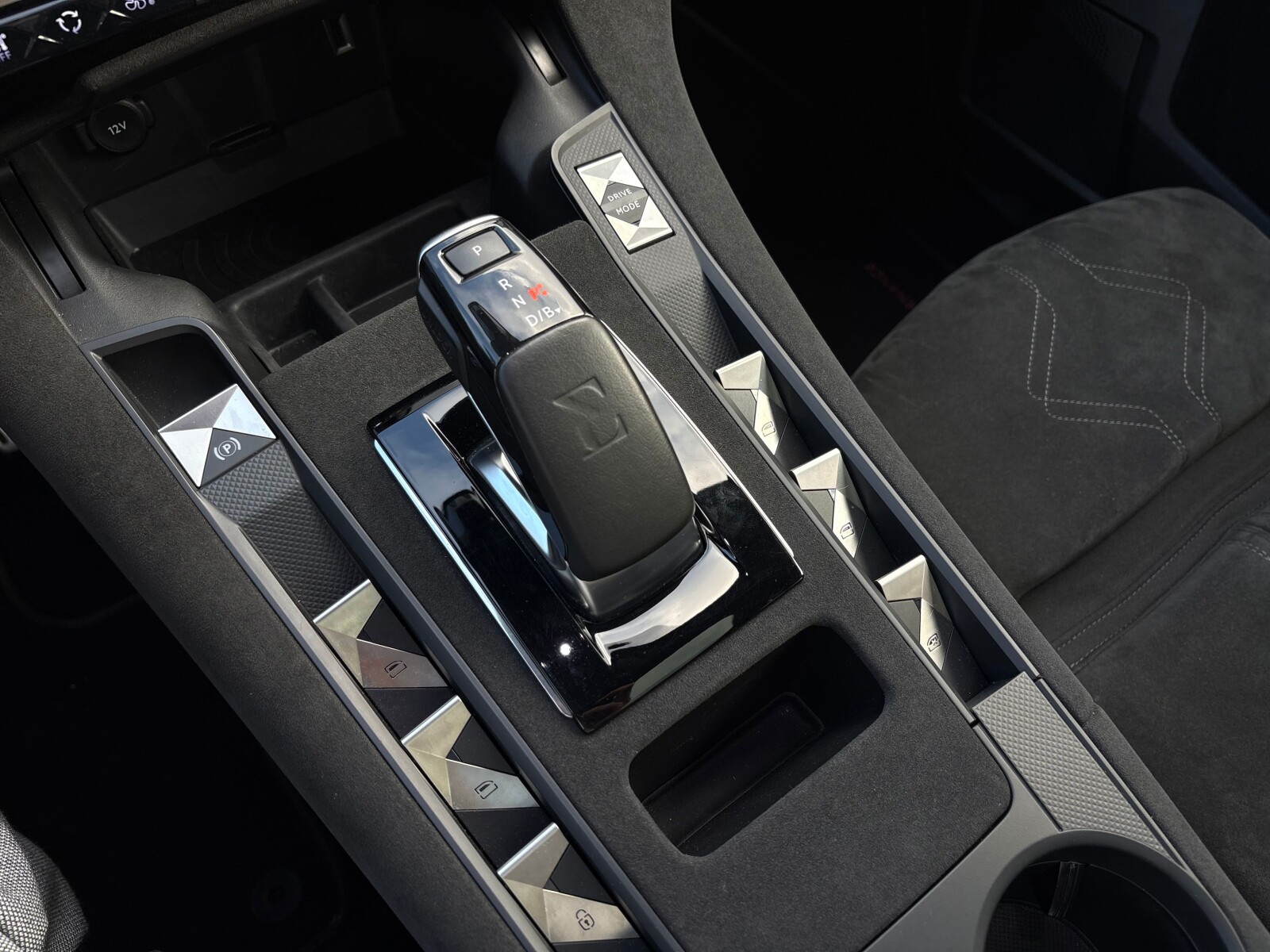 DS Automobiles DS 7 Crossback - zdjęcie 25
