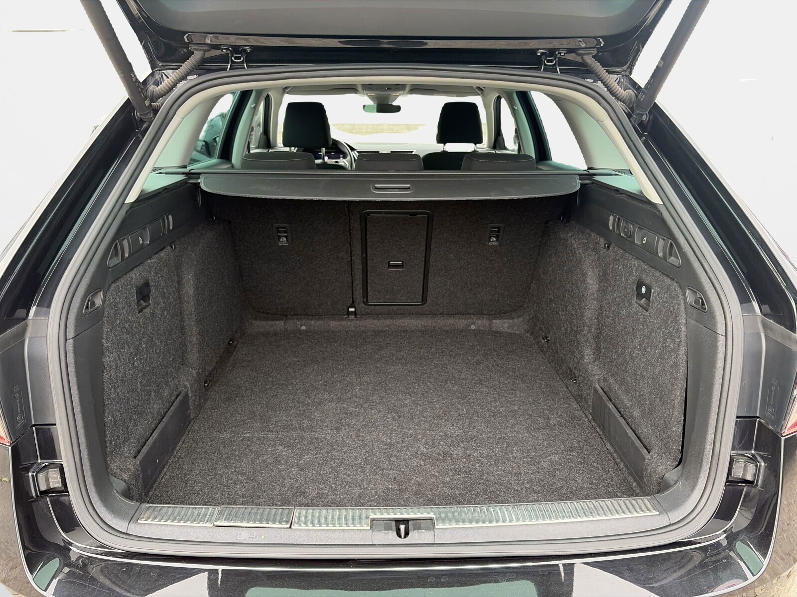 Škoda Superb Combi - zdjęcie 39
