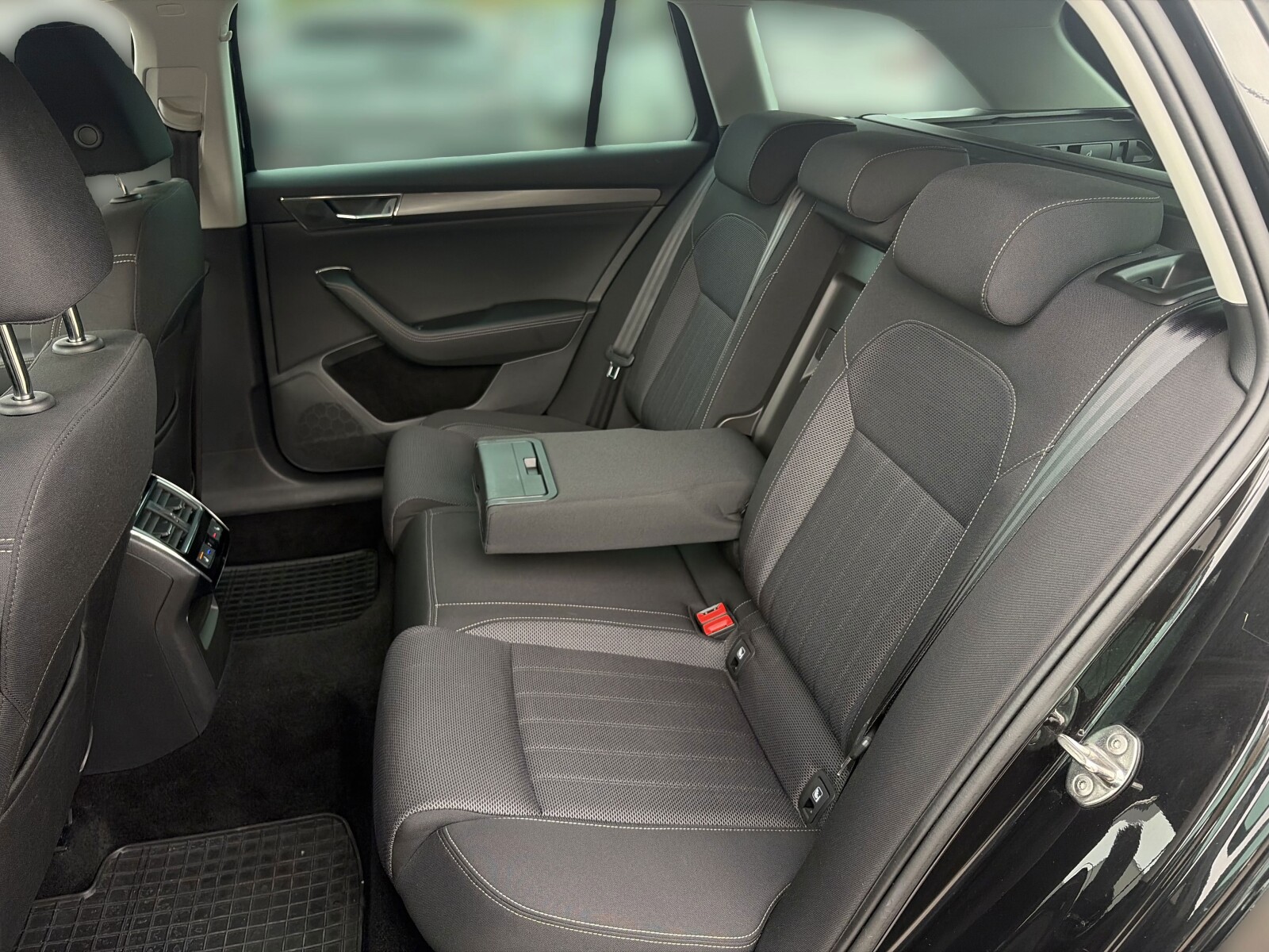 Škoda Superb Combi - zdjęcie 17