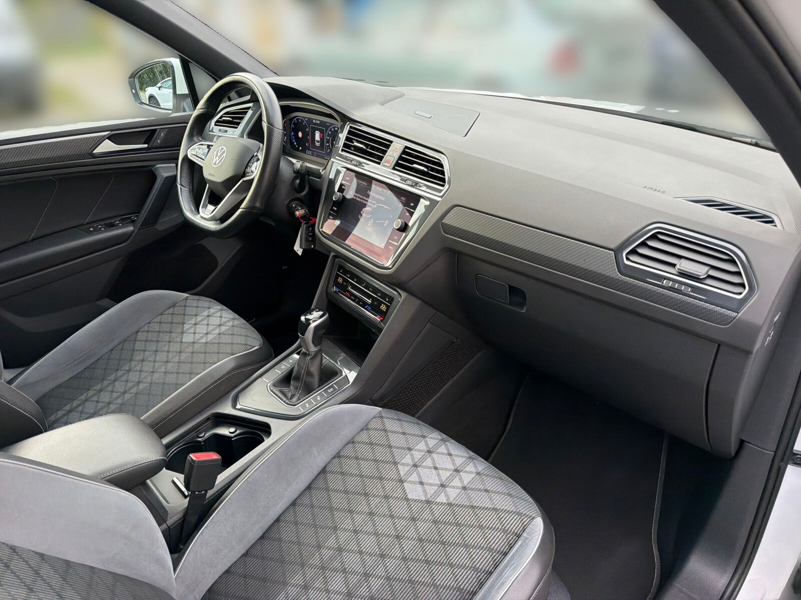 Volkswagen Tiguan - zdjęcie 15