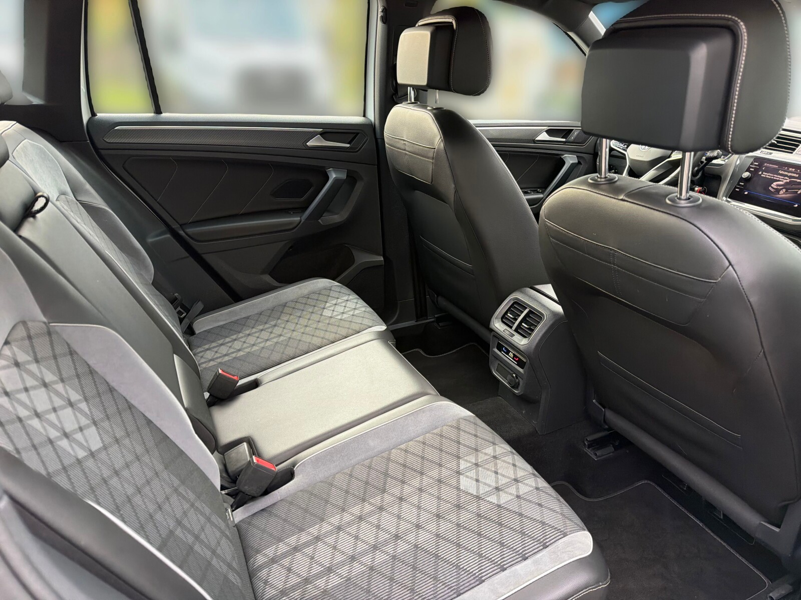 Volkswagen Tiguan - zdjęcie 13