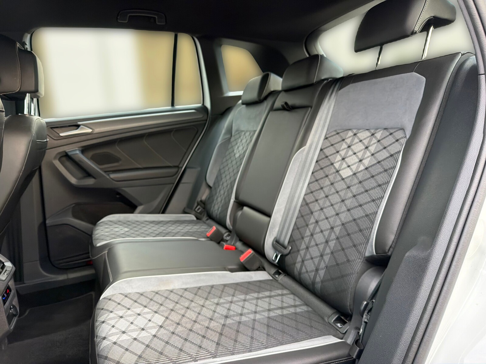 Volkswagen Tiguan - zdjęcie 12