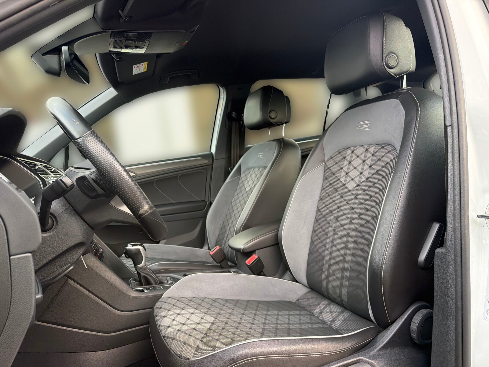 Volkswagen Tiguan - zdjęcie 10