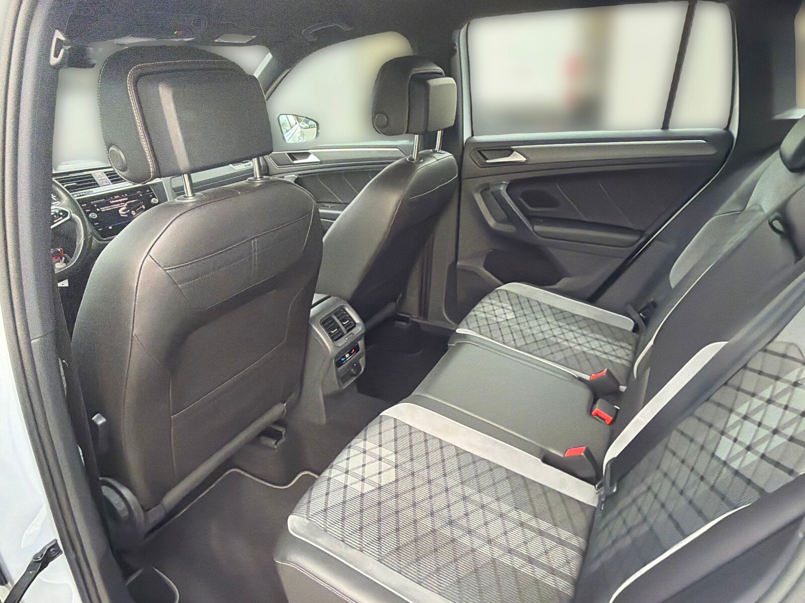 Volkswagen Tiguan - zdjęcie 11
