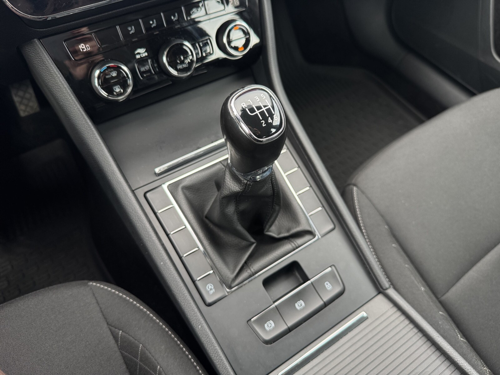 Škoda Superb Combi - zdjęcie 21