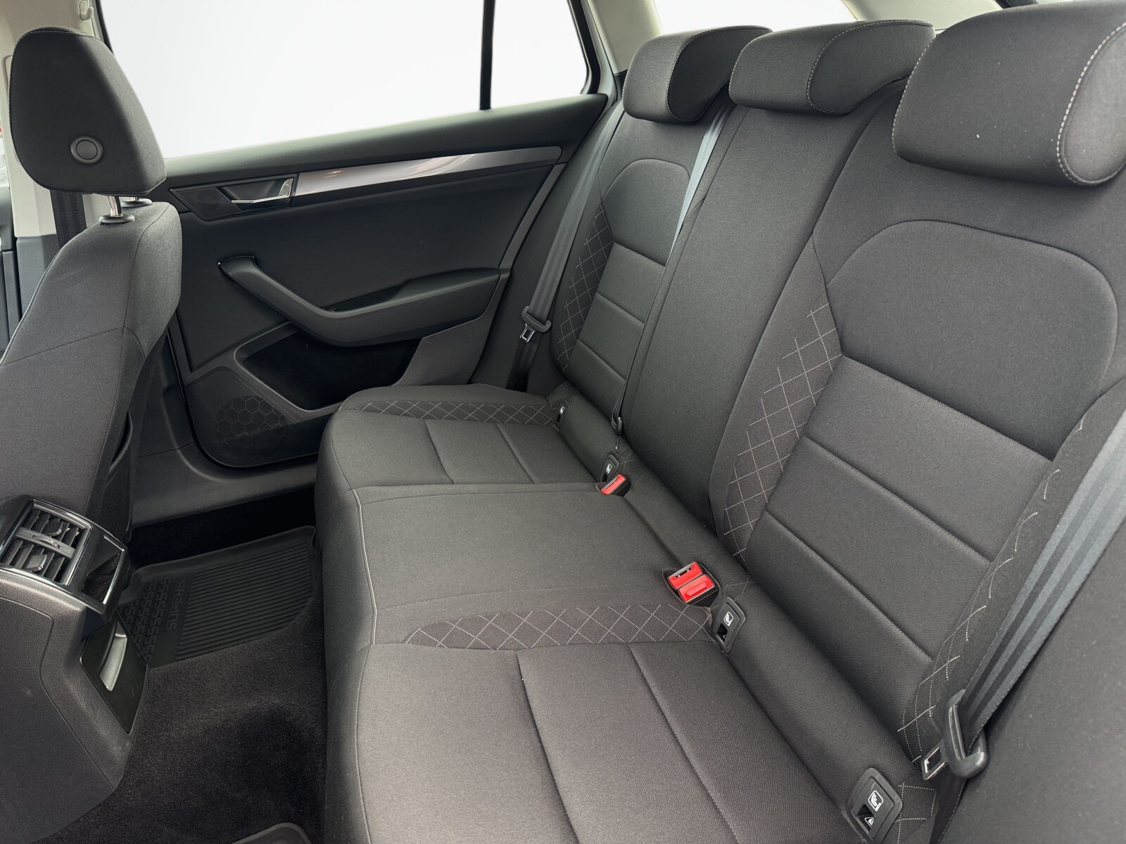 Škoda Superb Combi - zdjęcie 22