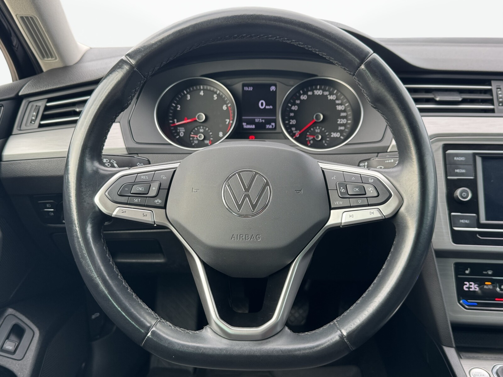 Volkswagen Passat Variant - zdjęcie 11