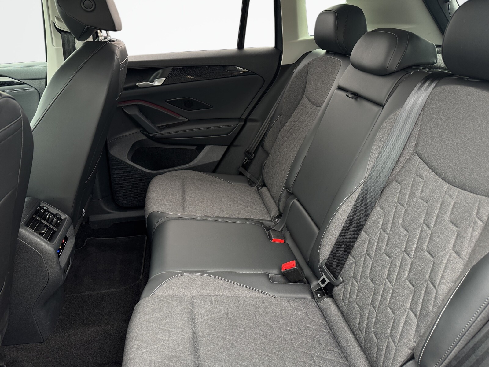 Volkswagen Tiguan - zdjęcie 24