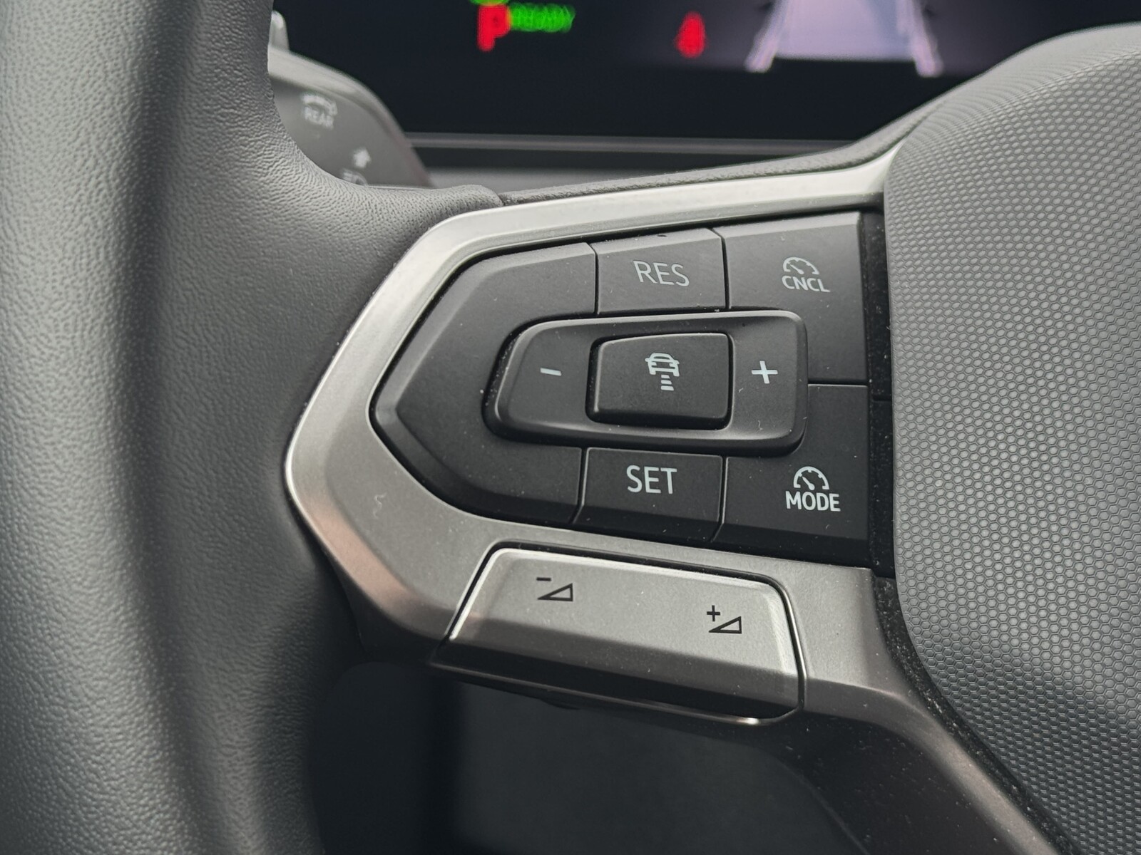 Volkswagen Tiguan - zdjęcie 12