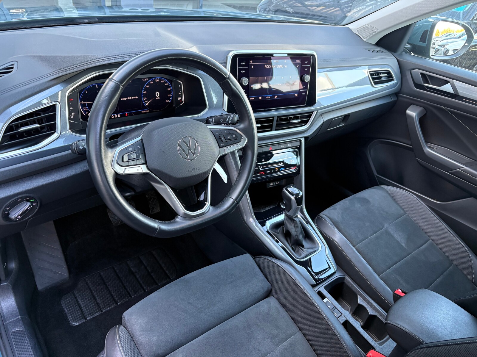 Volkswagen T-Roc - zdjęcie 11