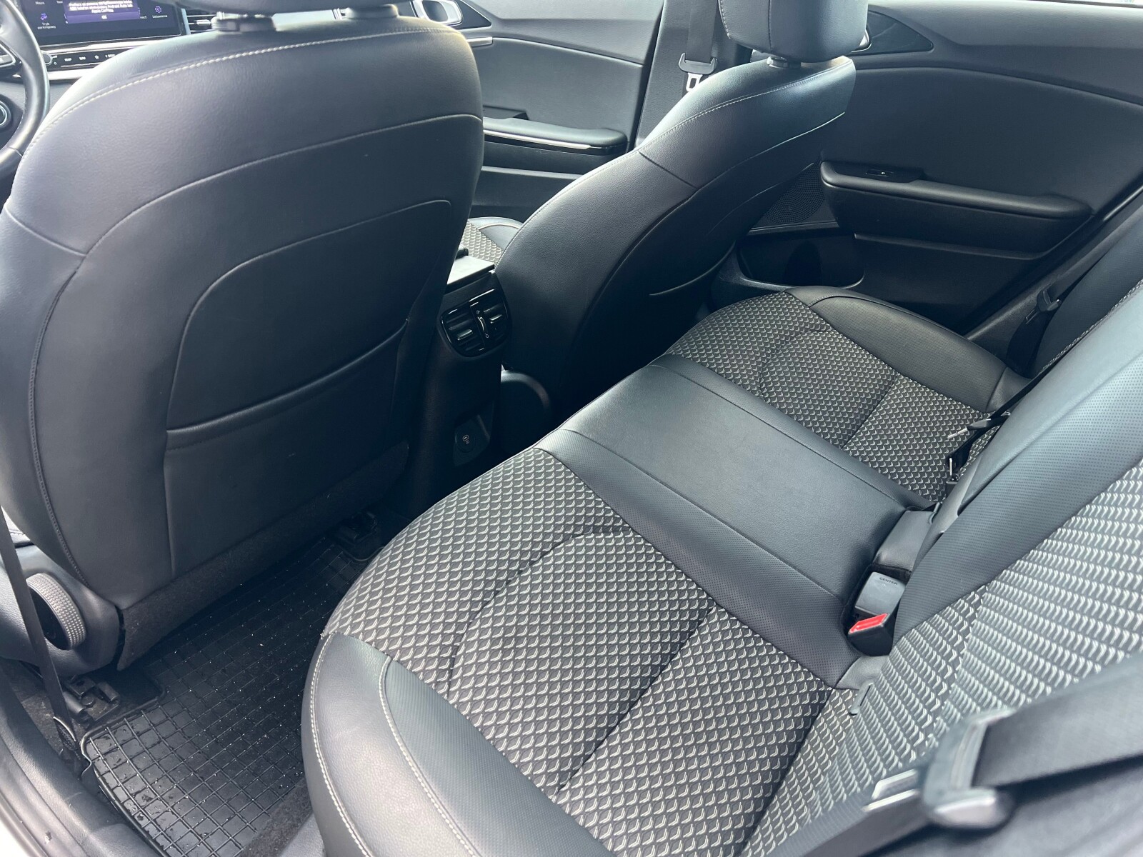 Kia Ceed - zdjęcie 23