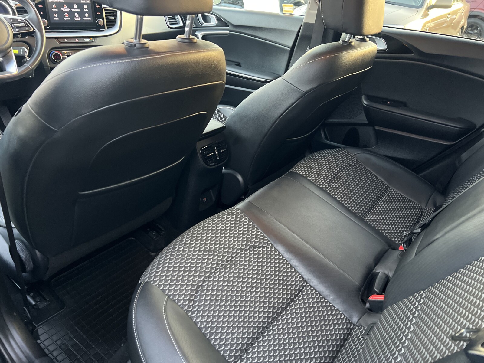 Kia Ceed - zdjęcie 21