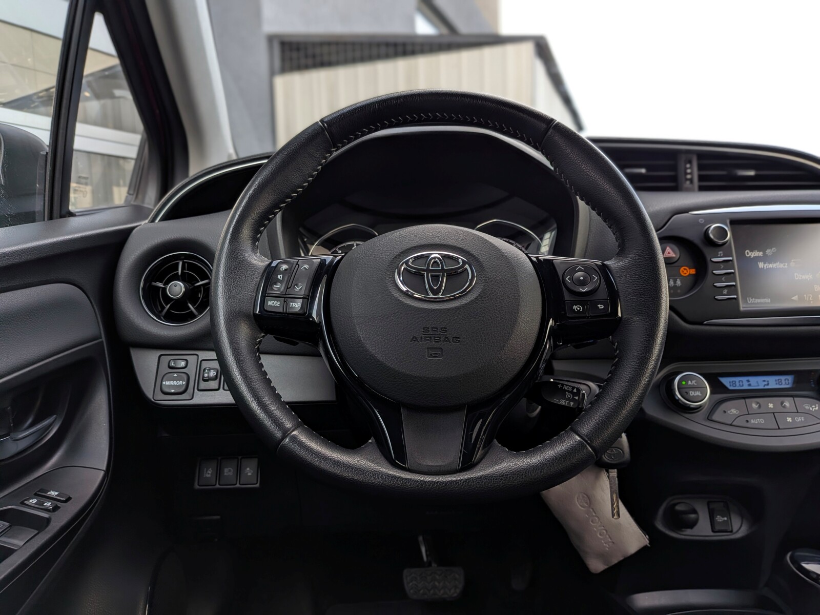Toyota Yaris - zdjęcie 16