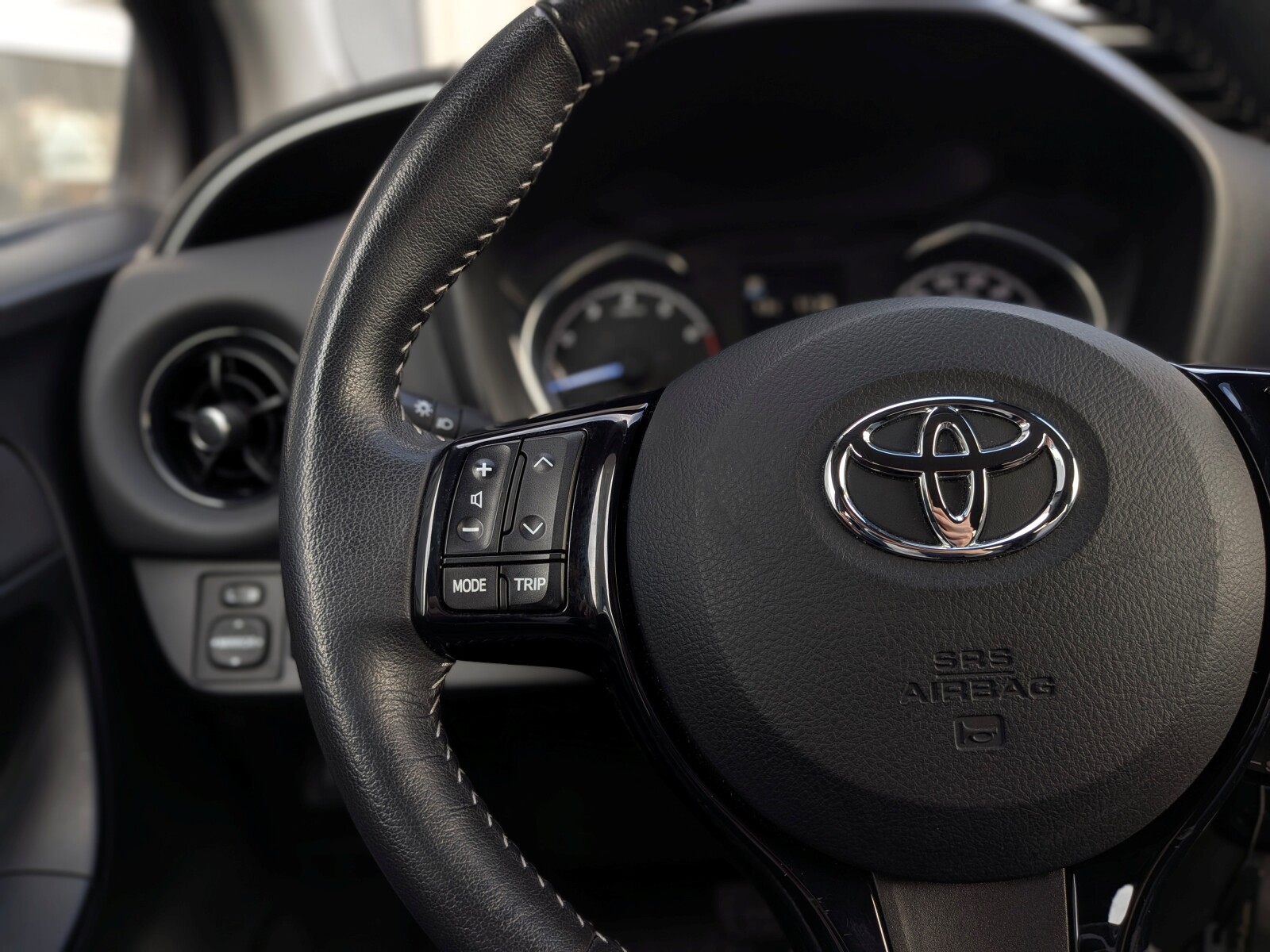 Toyota Yaris - zdjęcie 17