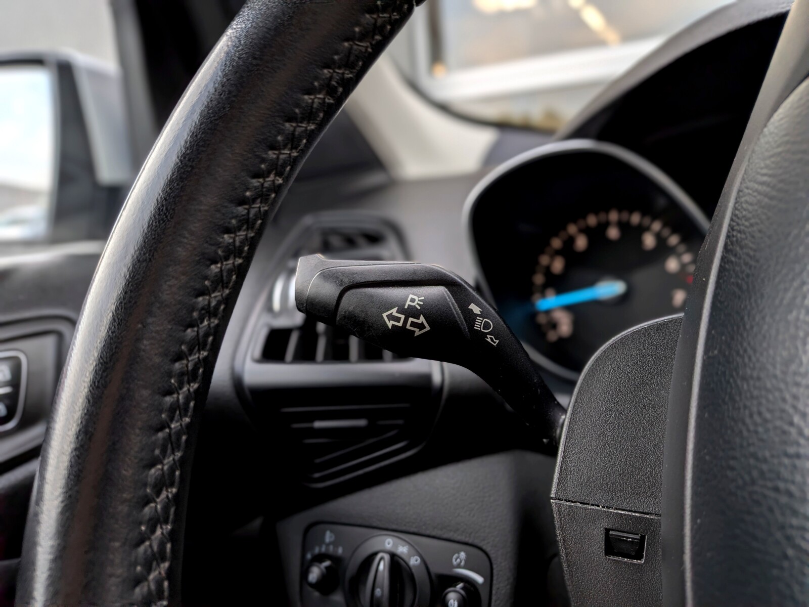 Ford Kuga - zdjęcie 21