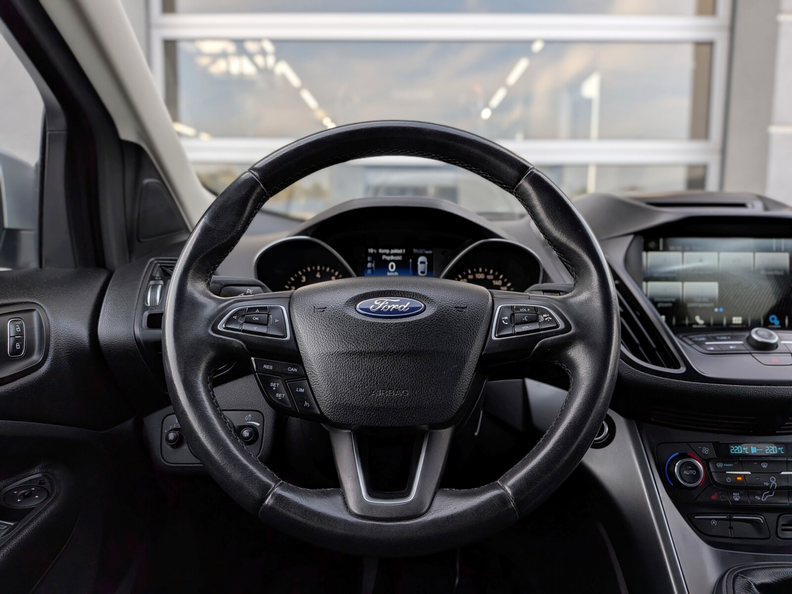 Ford Kuga - zdjęcie 18