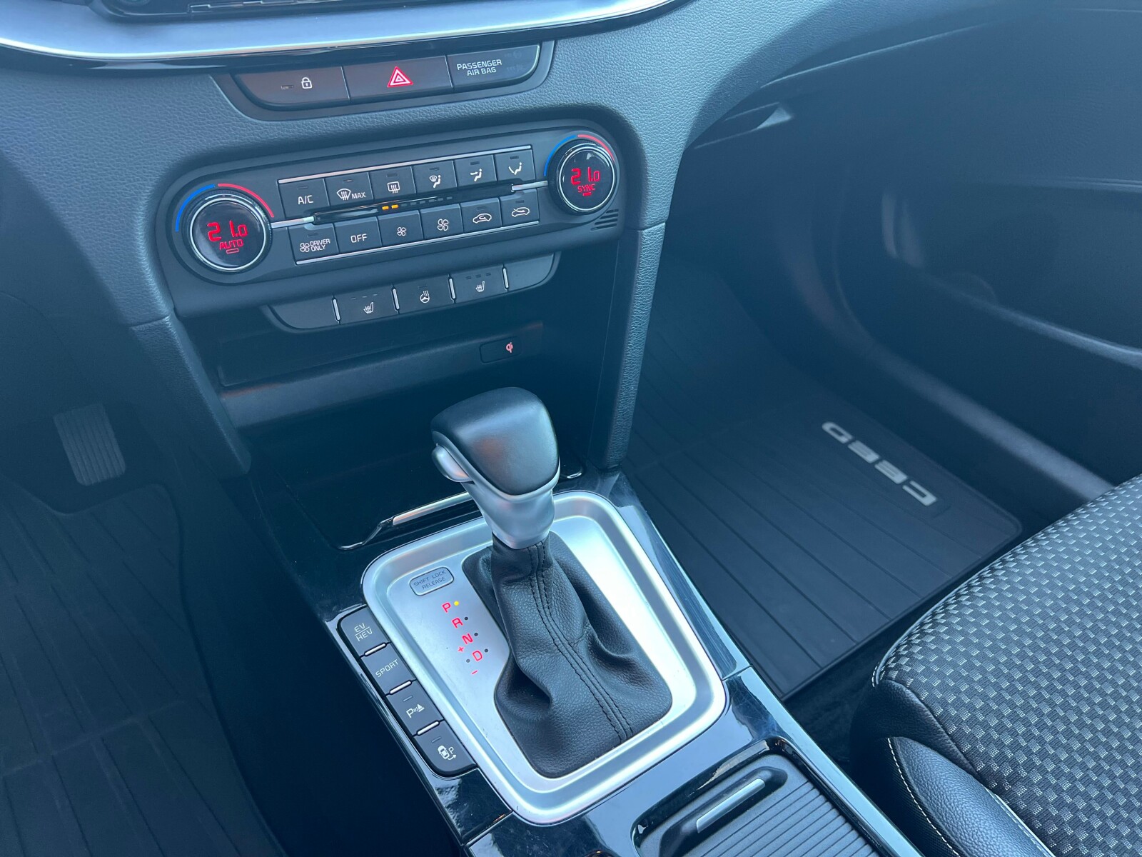 Kia Ceed - zdjęcie 14