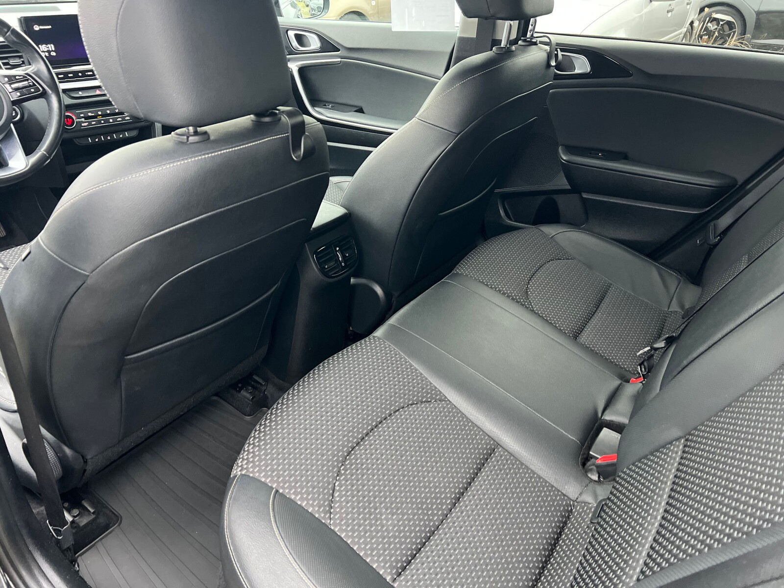 Kia Ceed - zdjęcie 20