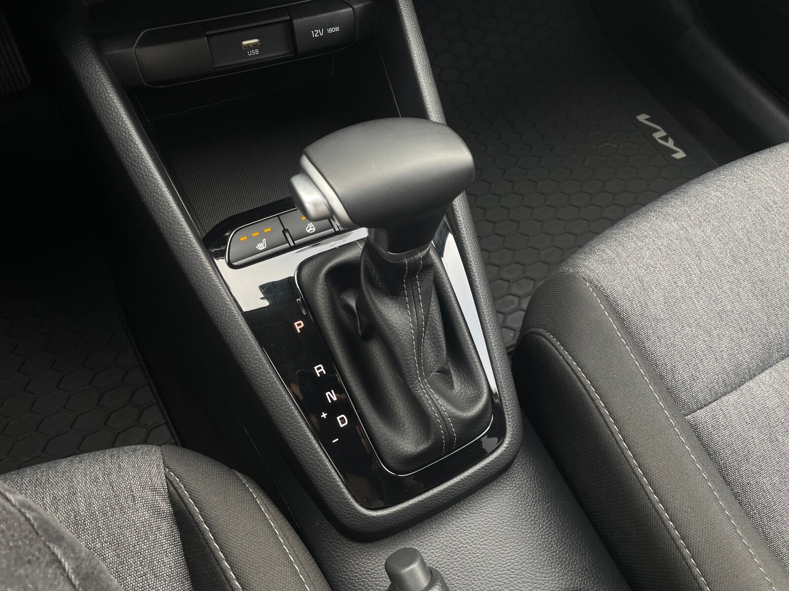 Kia Stonic - zdjęcie 32
