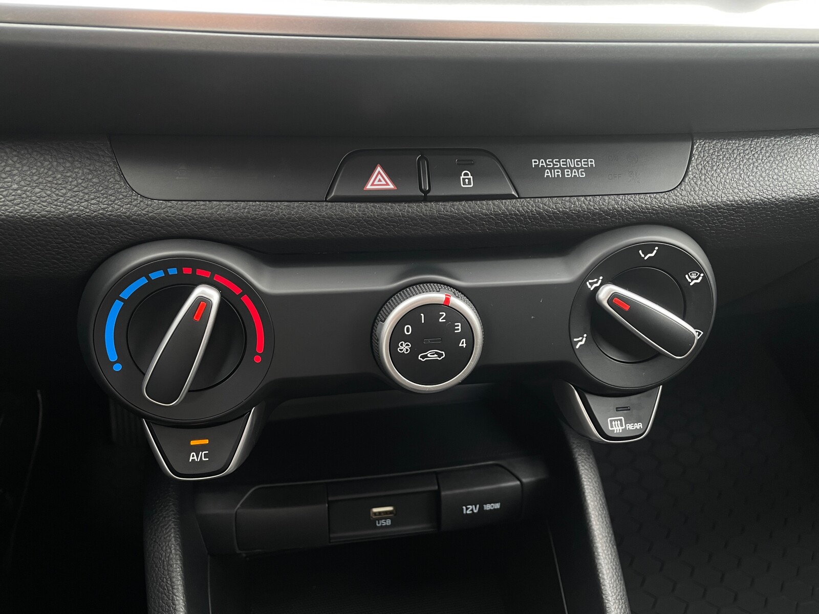 Kia Stonic - zdjęcie 30