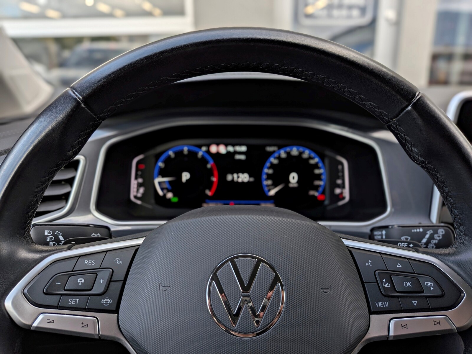 Volkswagen T-Roc - zdjęcie 17