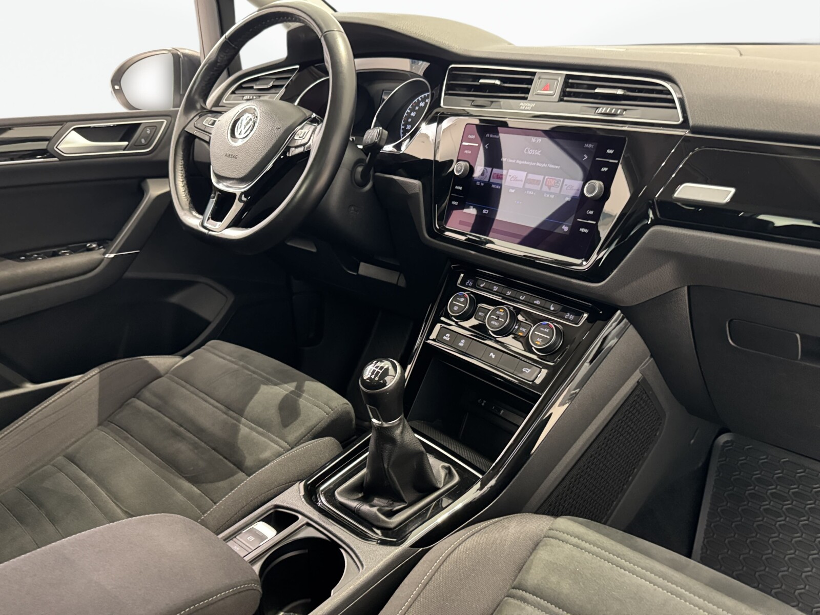 Volkswagen Touran - zdjęcie 18