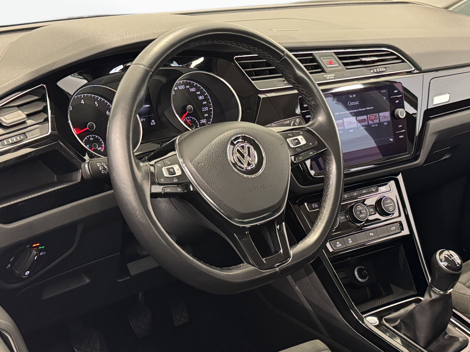 Volkswagen Touran - zdjęcie 19