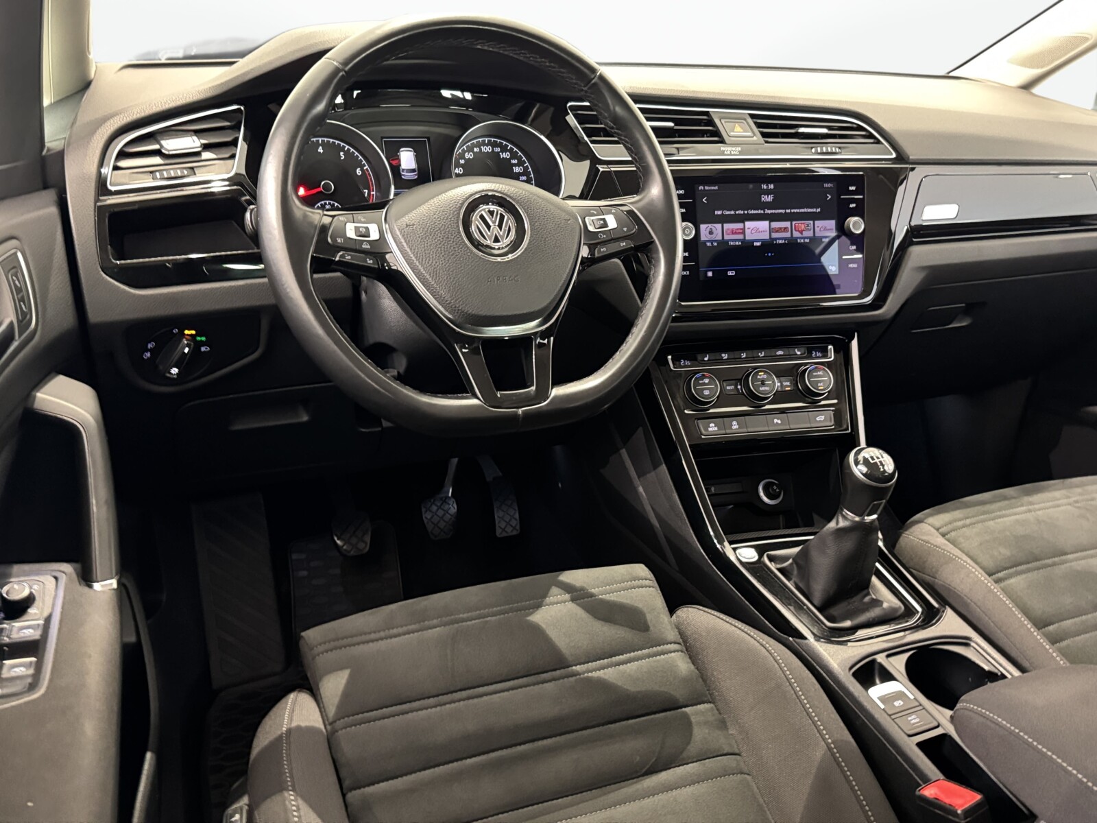 Volkswagen Touran - zdjęcie 14