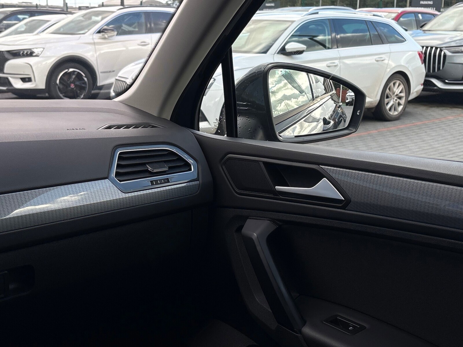 Volkswagen Tiguan - zdjęcie 12