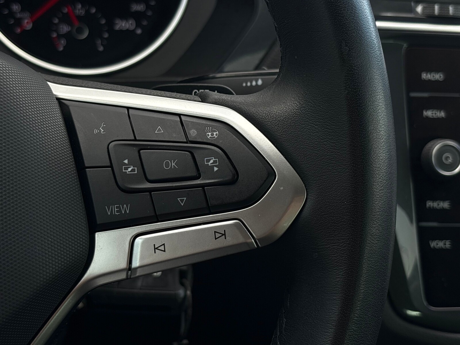 Volkswagen Tiguan - zdjęcie 17