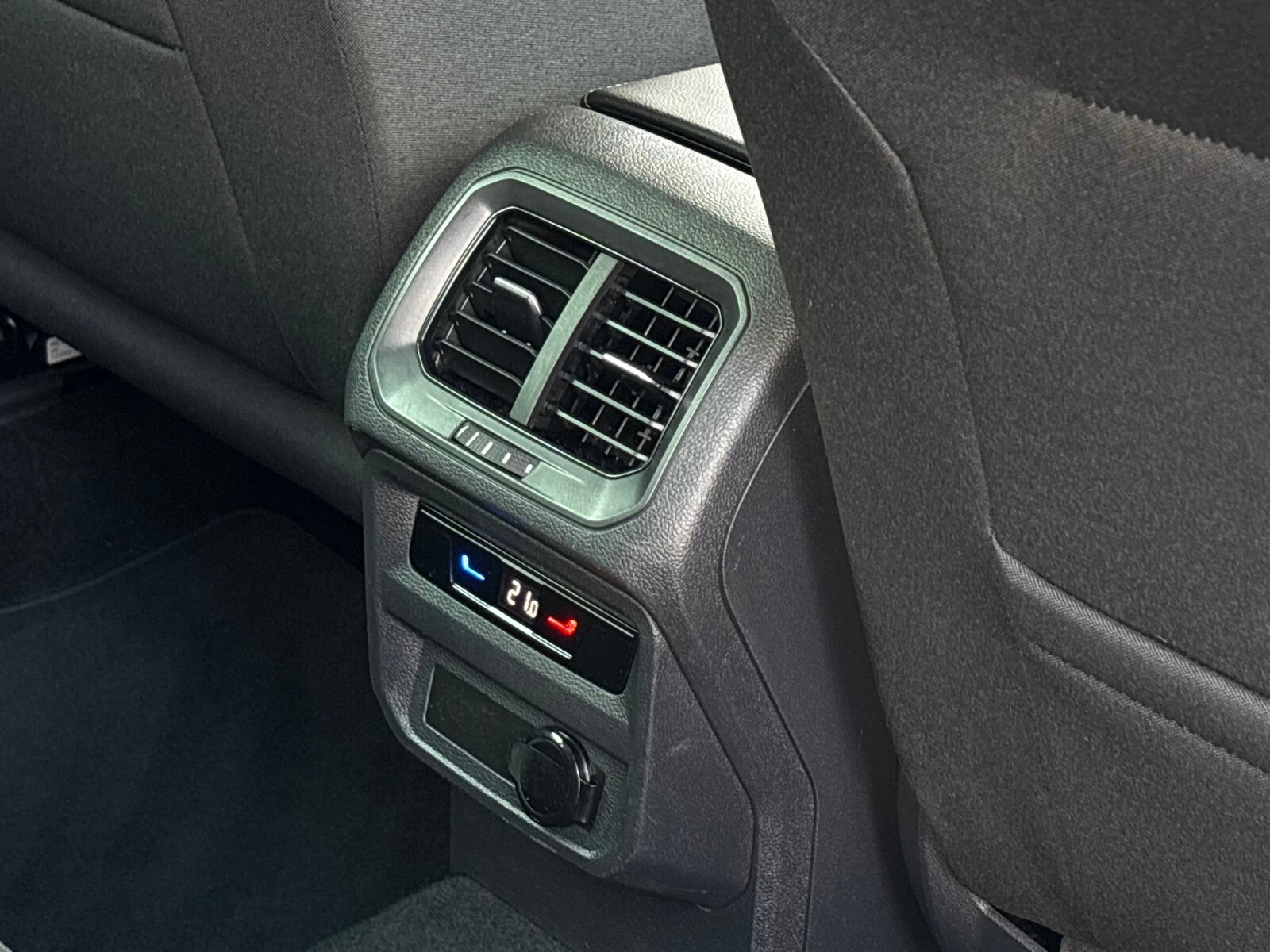 Volkswagen Tiguan - zdjęcie 30