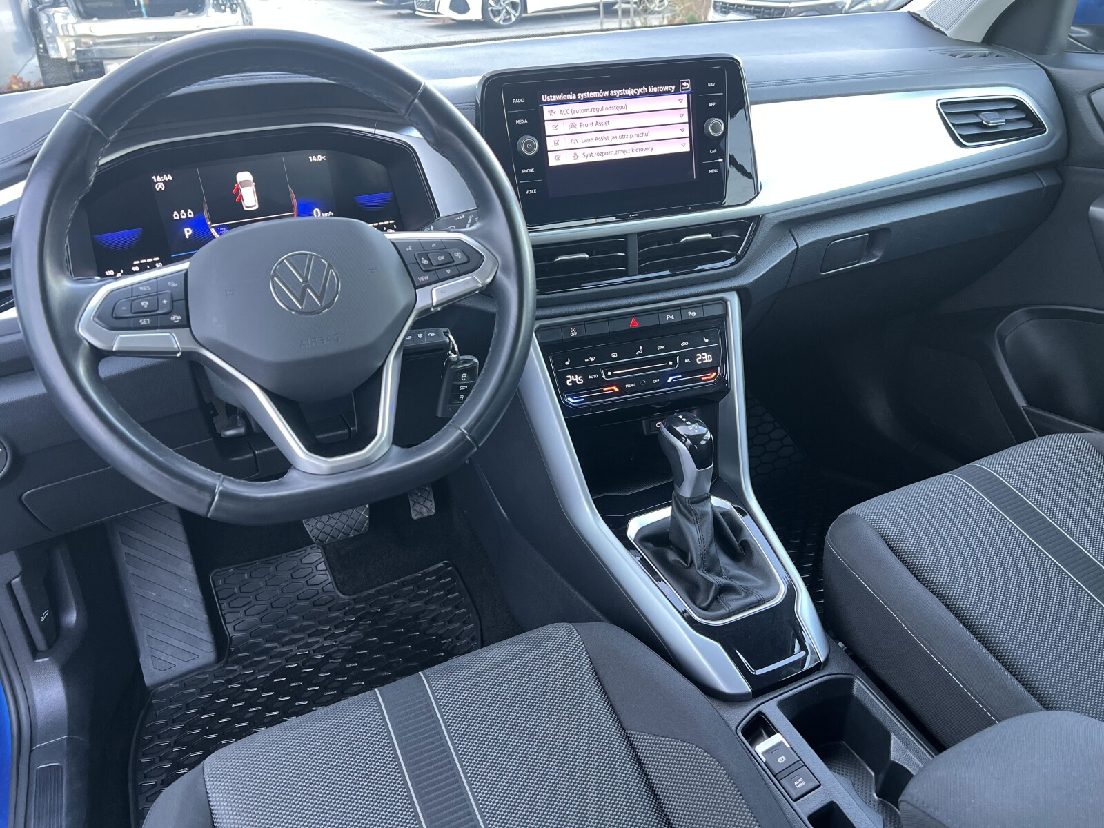 Volkswagen T-Roc - zdjęcie 23