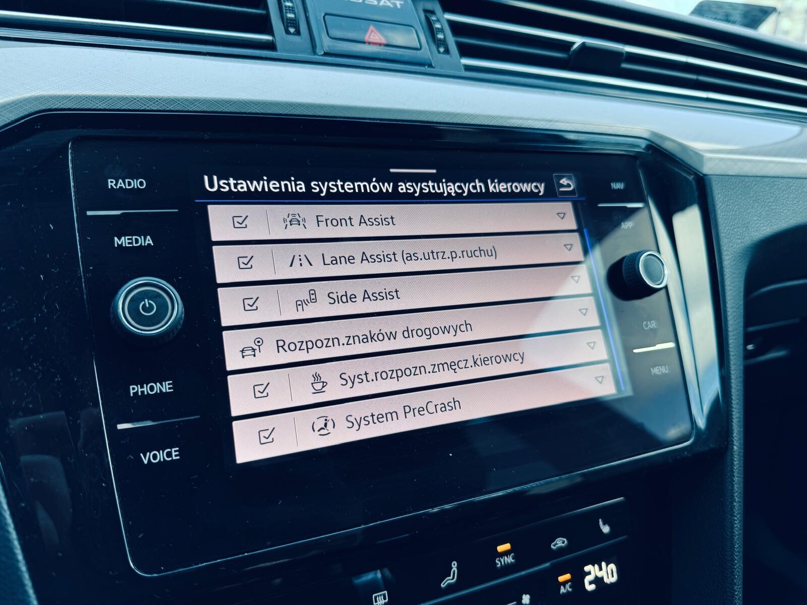 Volkswagen Passat - zdjęcie 27