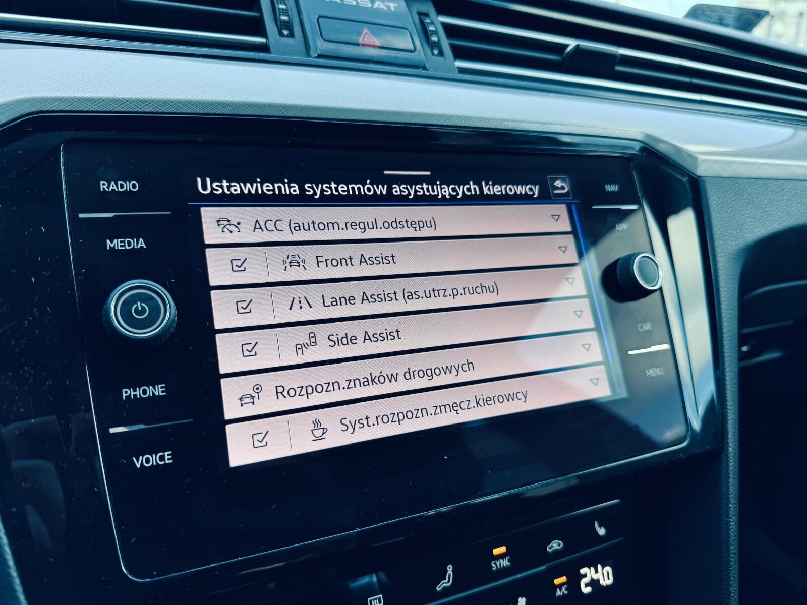Volkswagen Passat - zdjęcie 26