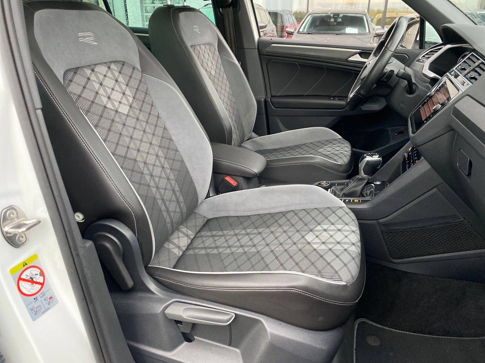 Volkswagen Tiguan - zdjęcie 16