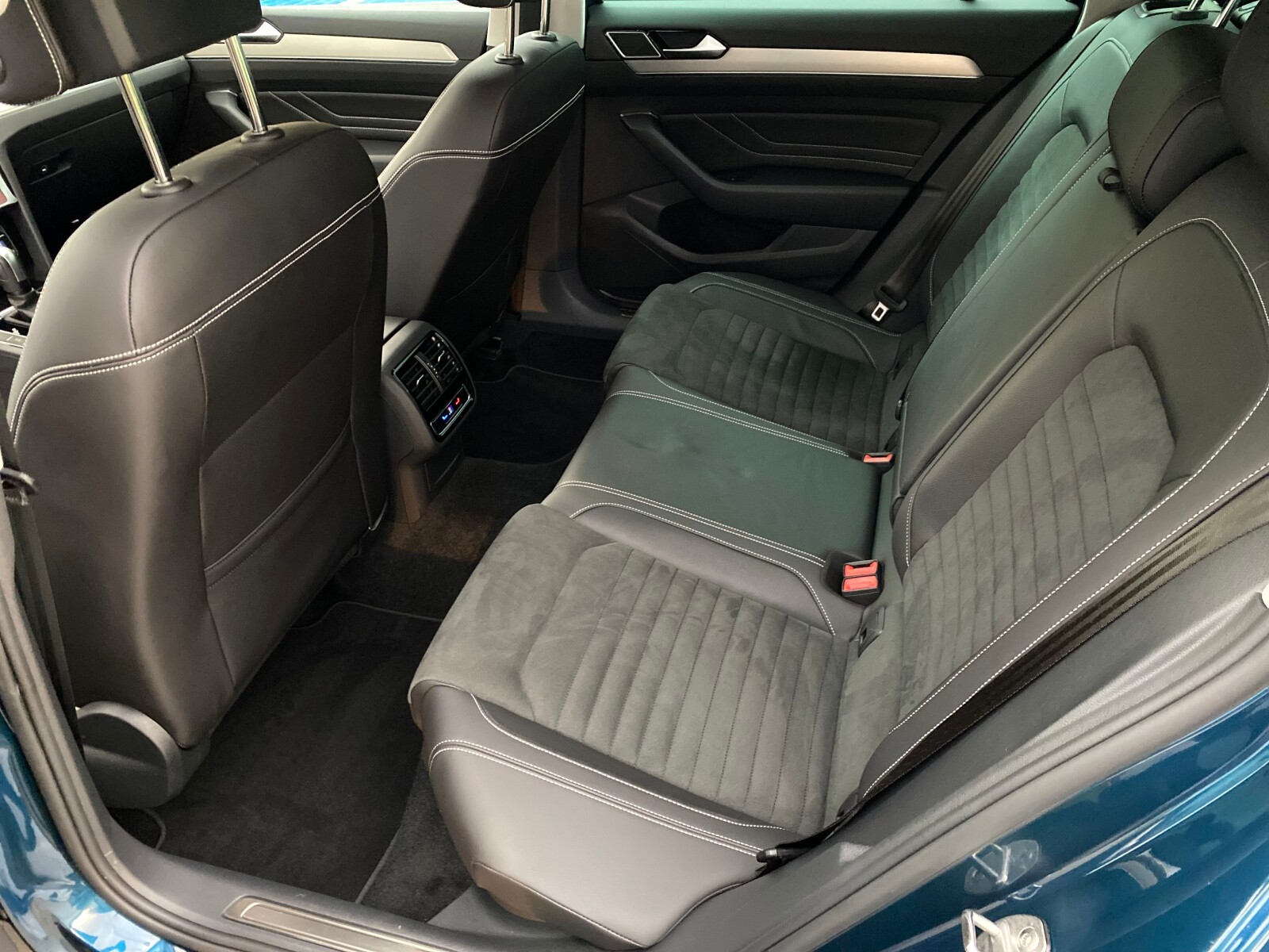 Volkswagen Passat Variant - zdjęcie 10
