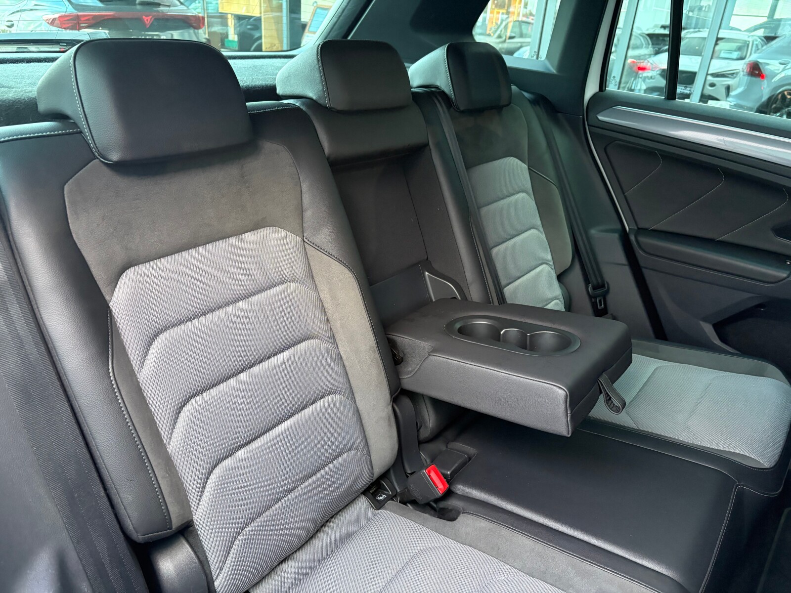 Volkswagen Tiguan - zdjęcie 16
