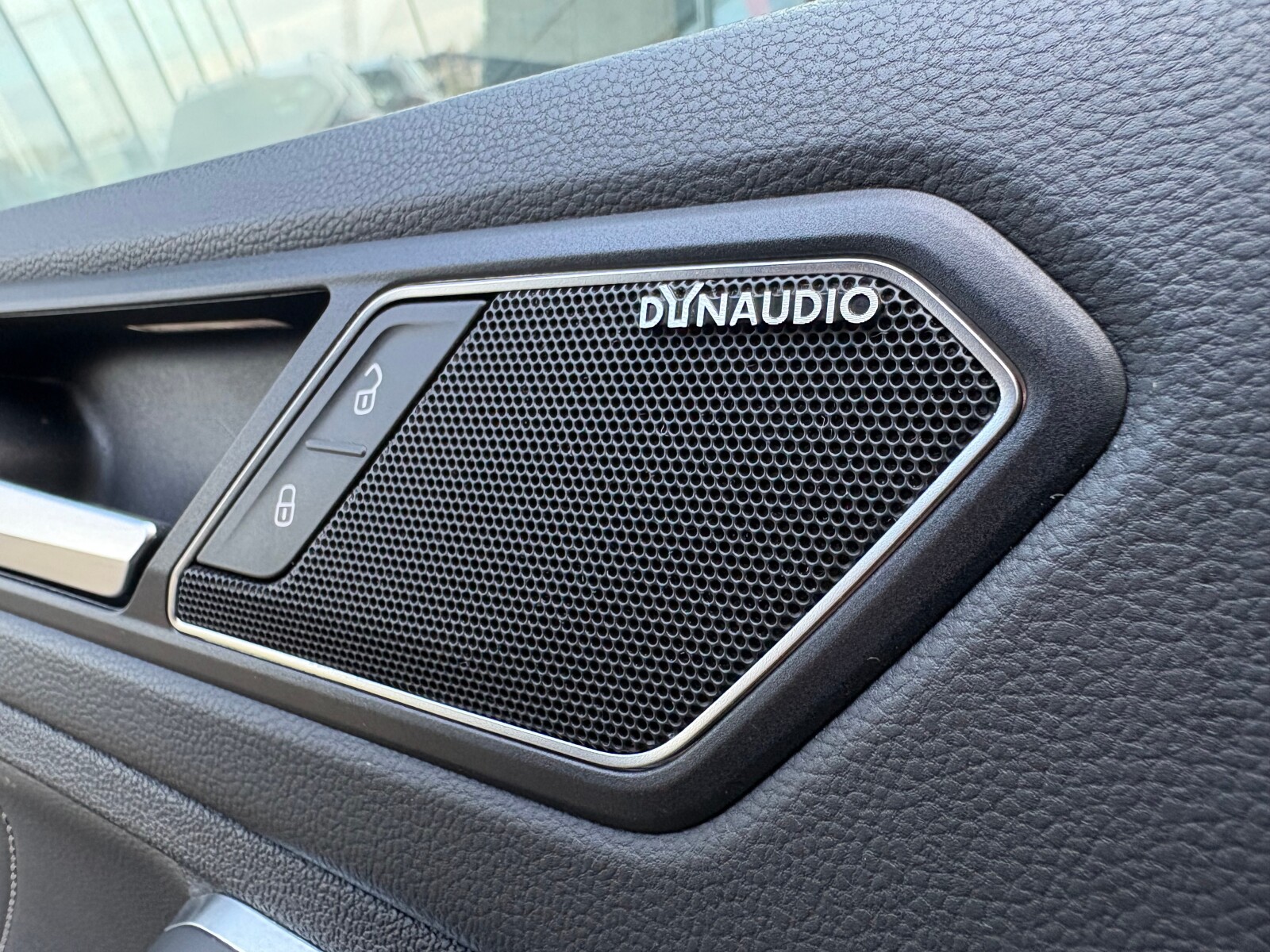 Volkswagen Tiguan - zdjęcie 23