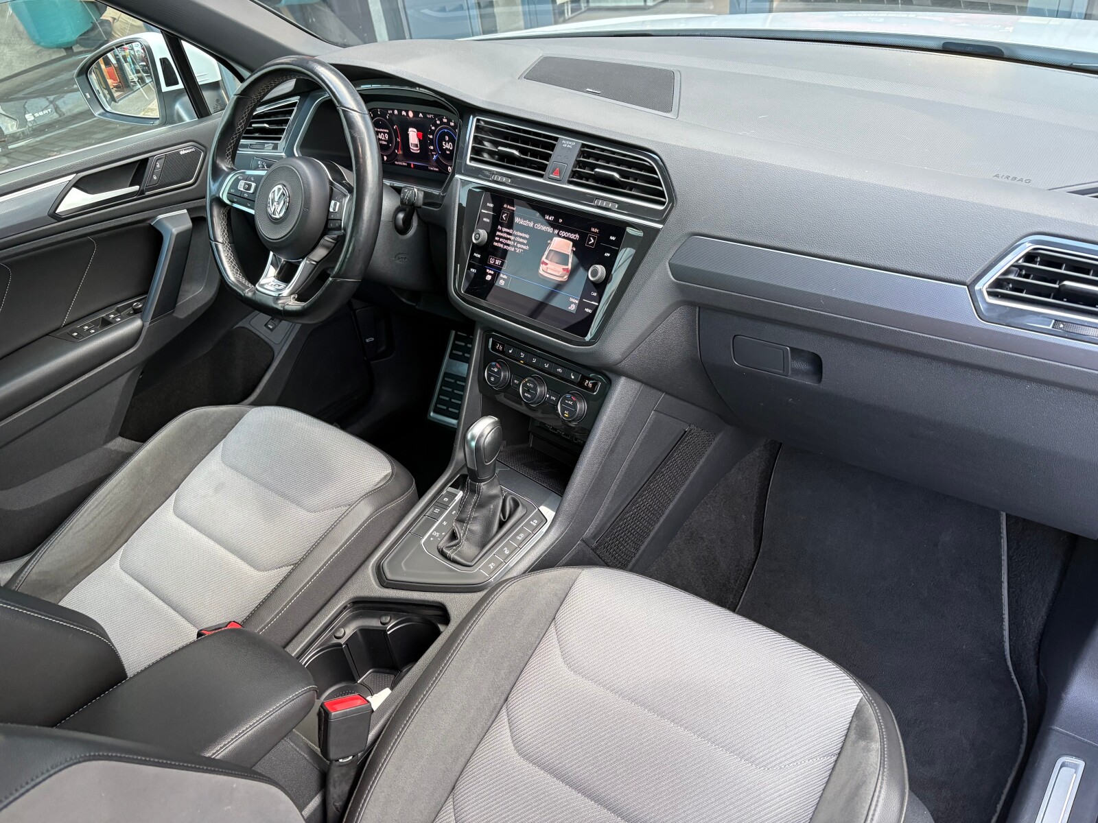 Volkswagen Tiguan - zdjęcie 17