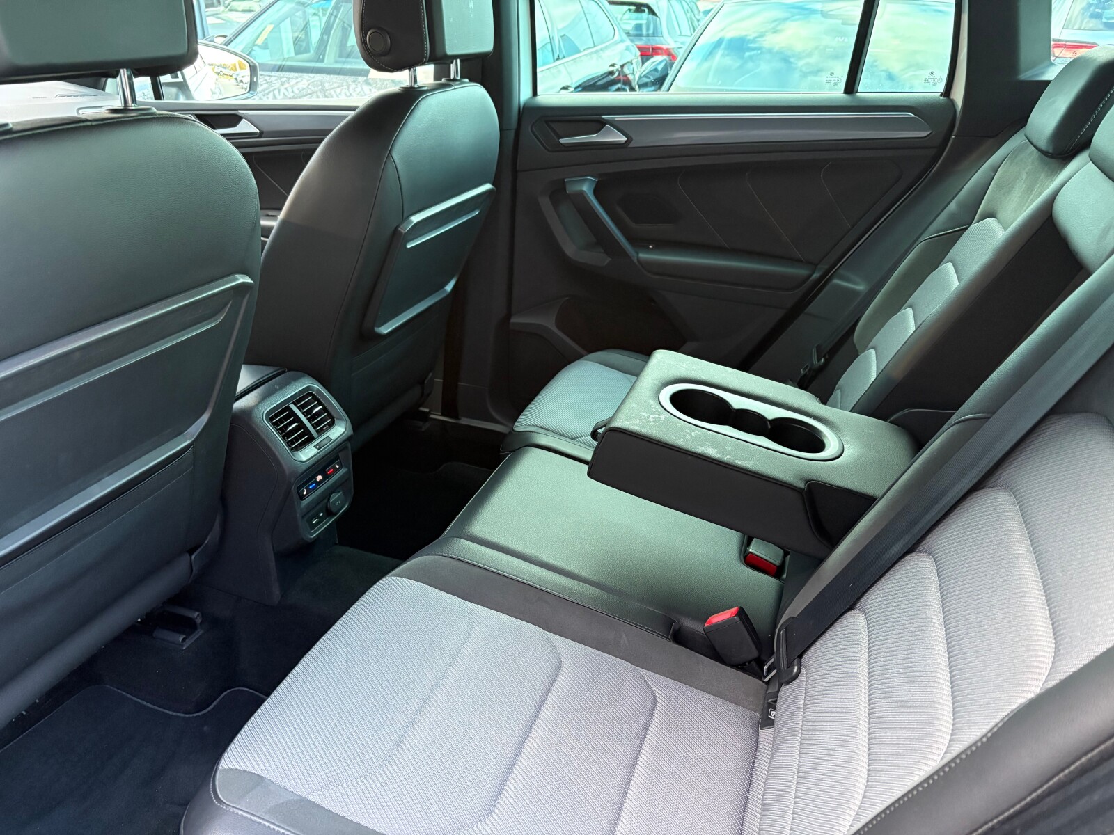 Volkswagen Tiguan - zdjęcie 14