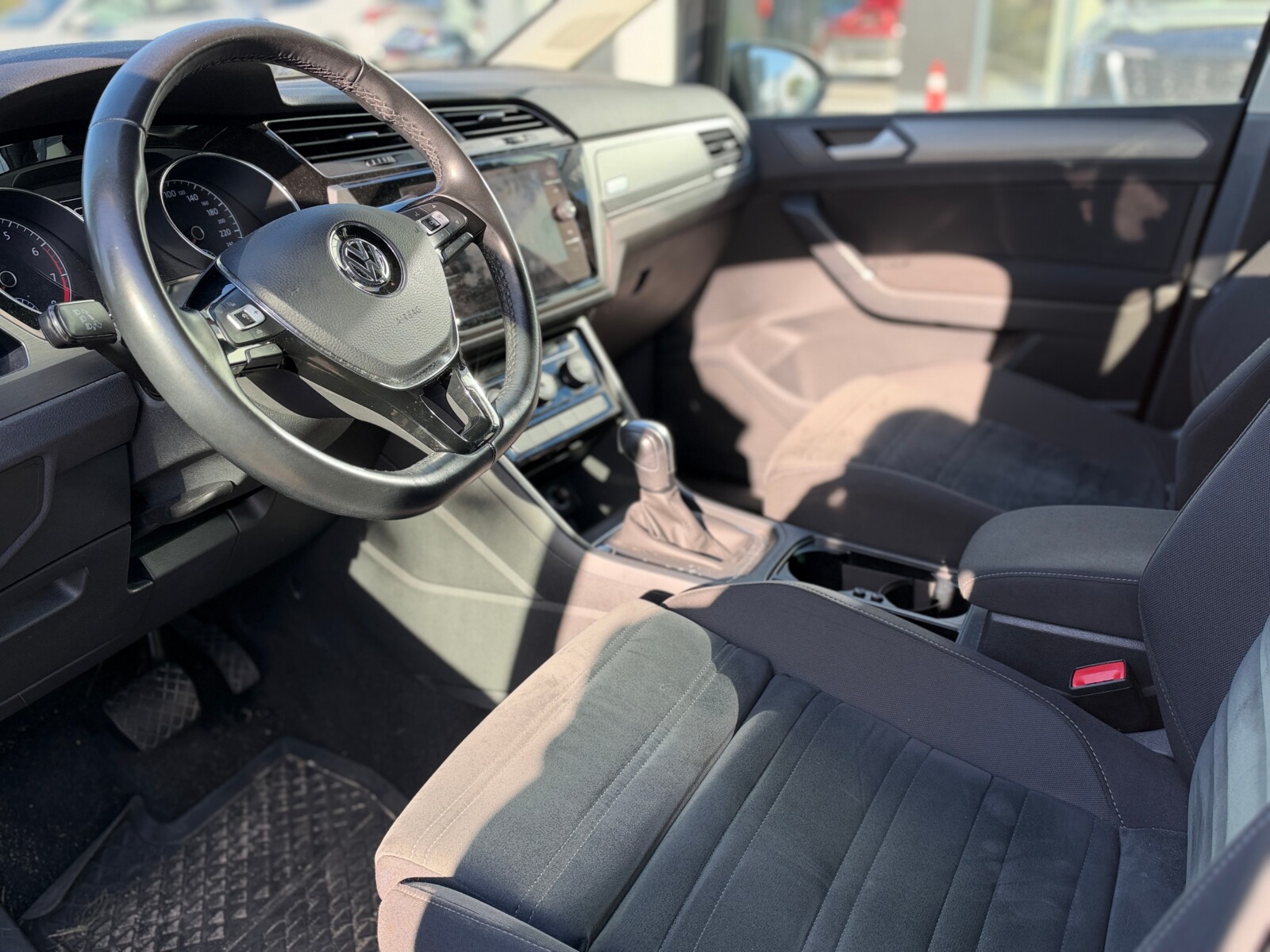 Volkswagen Touran - zdjęcie 2