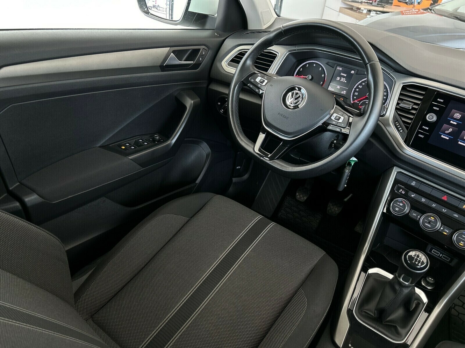 Volkswagen T-Roc - zdjęcie 9