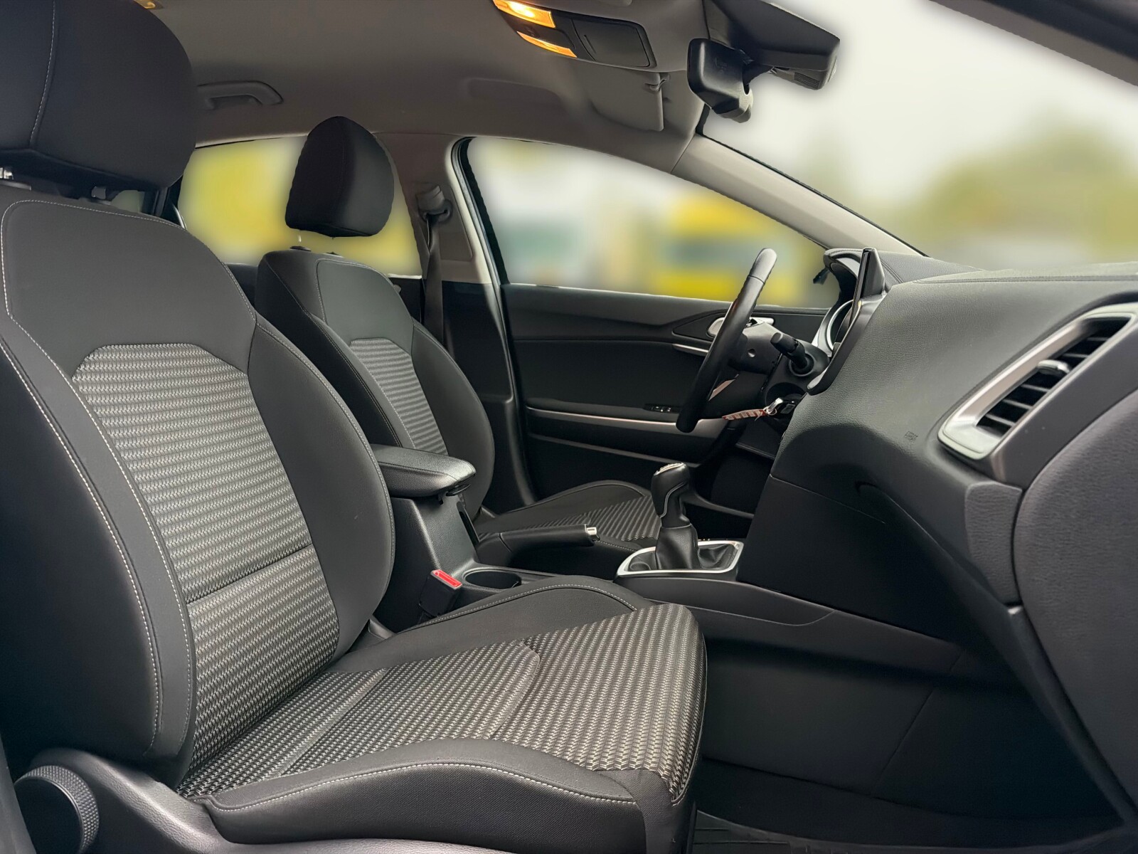 Kia Ceed - zdjęcie 17