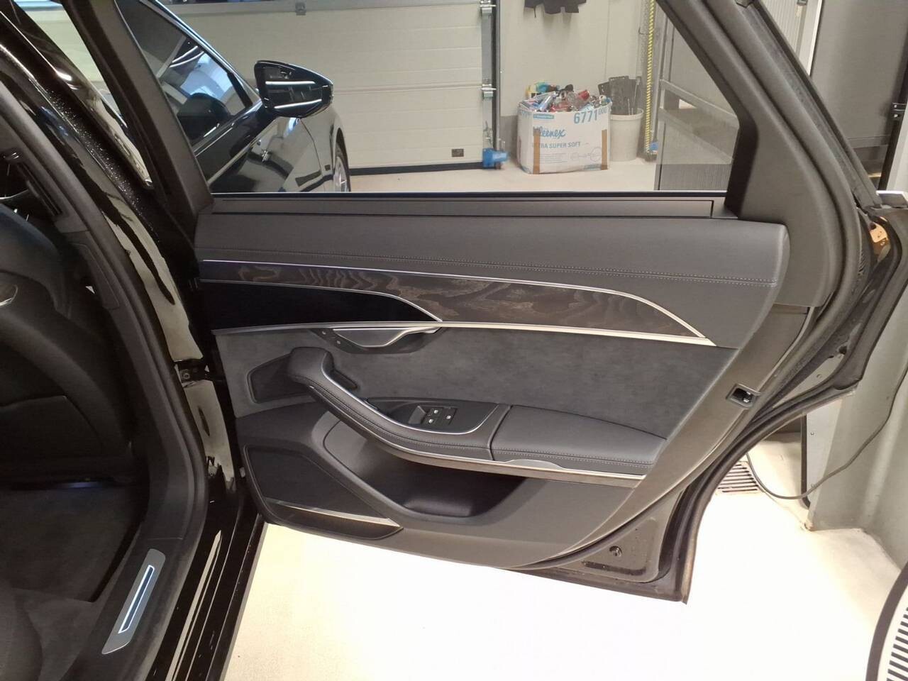 Audi A8 - zdjęcie 12