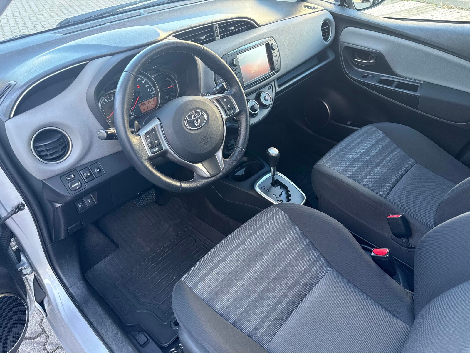 Toyota Yaris - zdjęcie 12