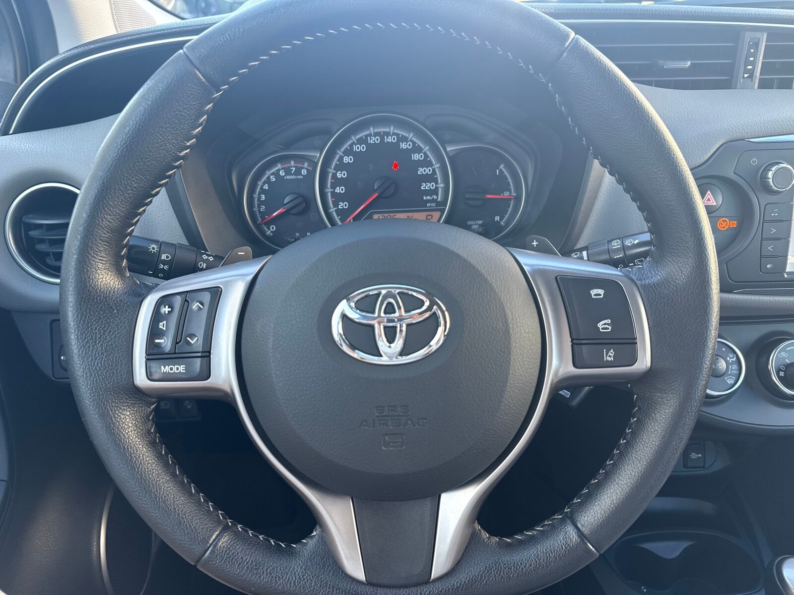 Toyota Yaris - zdjęcie 16