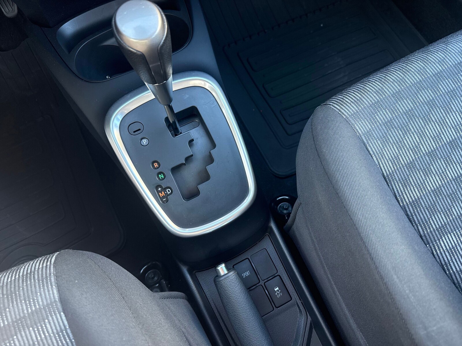 Toyota Yaris - zdjęcie 20